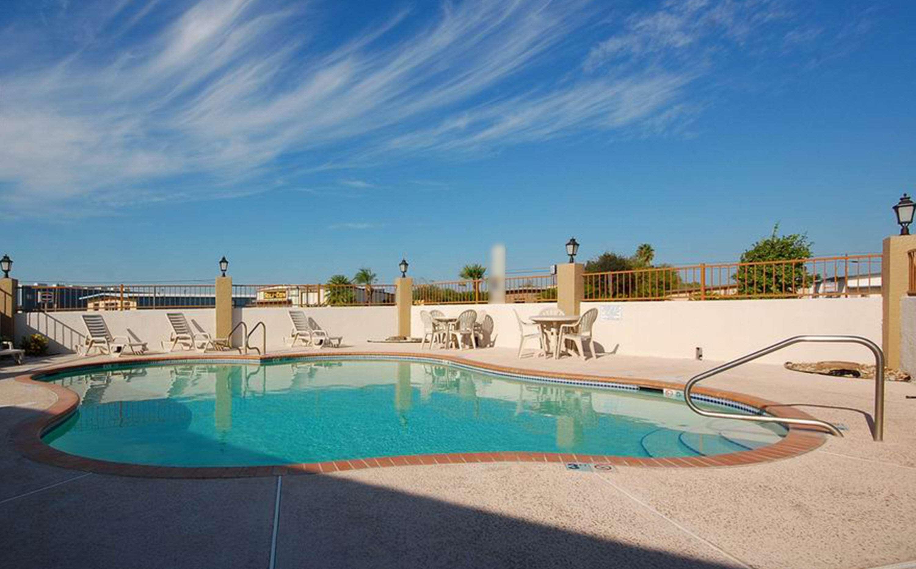 Best Western Plus Emerald Inn & Suites Garden City Eksteriør billede
