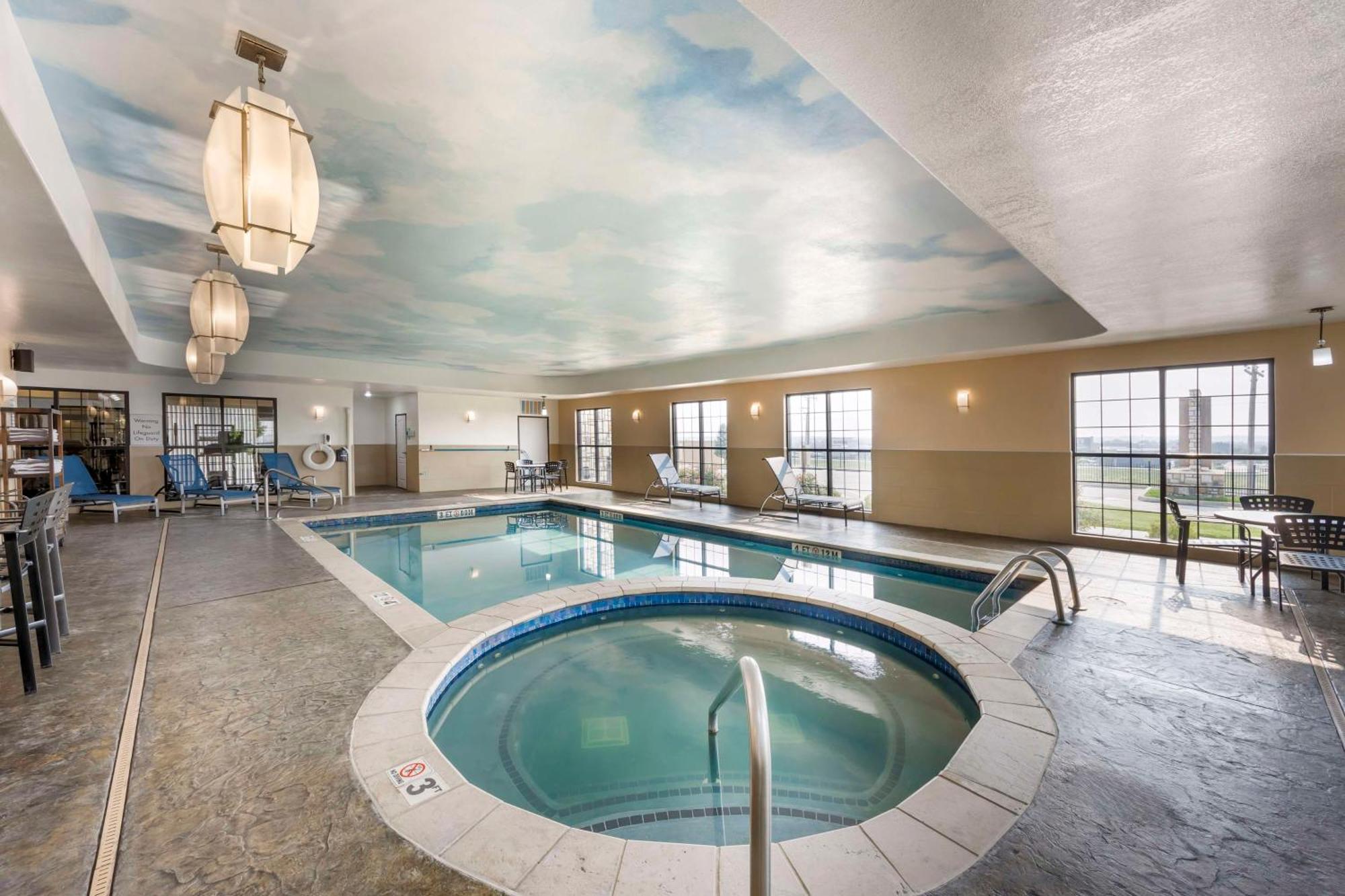 Best Western Plus Emerald Inn & Suites Garden City Eksteriør billede